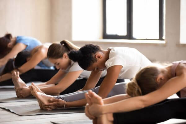 Etirement pour soulager les courbatures dans un cours de yoga