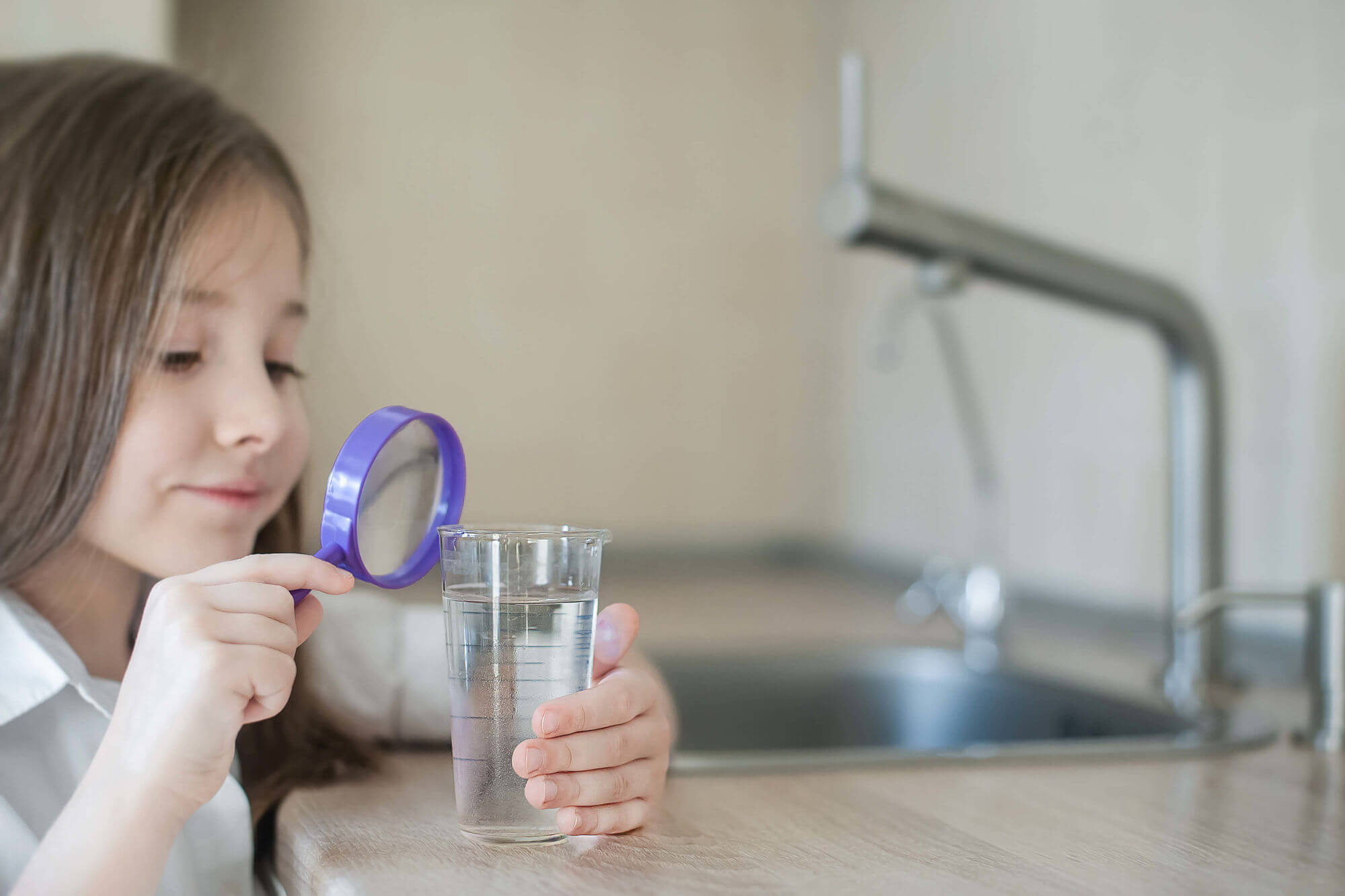 Osmose inverse : Enfant scrutant son verre d'eau