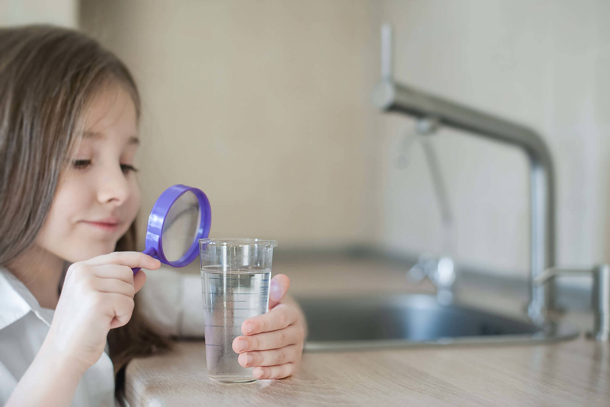 Testeur D'eau Numérique En Fille Remettre Sur L'eau Cristalline