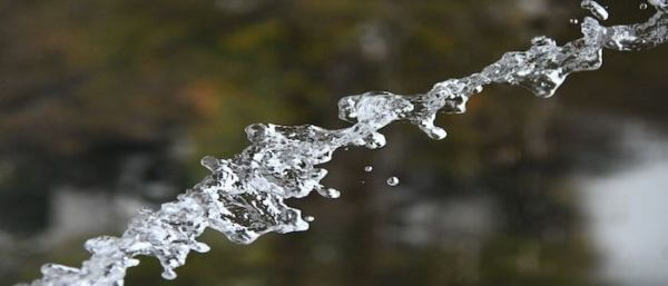 Jet d'eau sur fond naturel