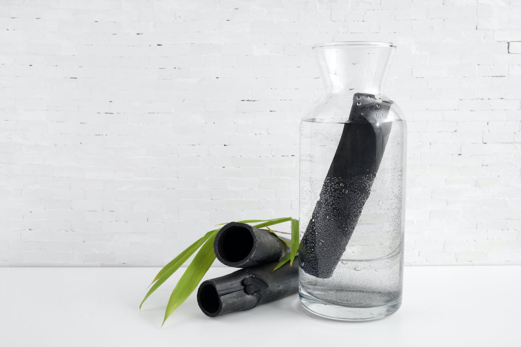 Charbon actif de bambou - takesumi dans une carafe d'eau en verre