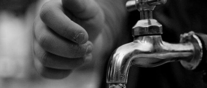 L'eau du robinet interdite aux bébés dans plusieurs villes : quels risques  ? 