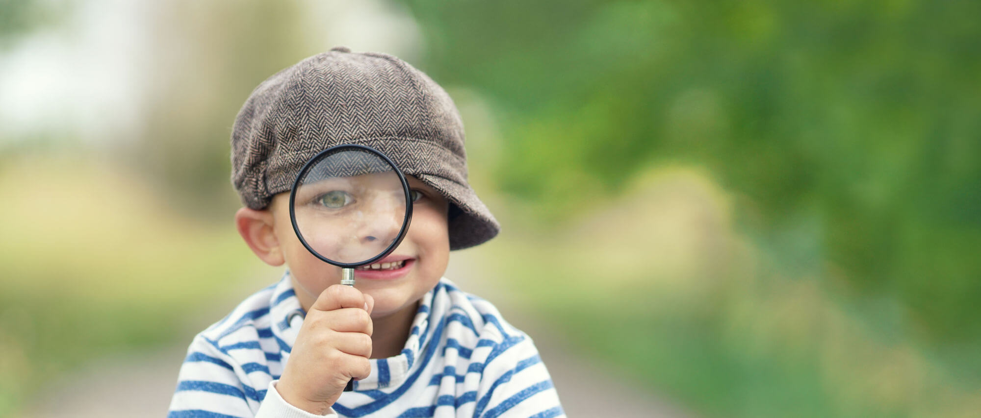 Enfant curieux avec une loupe