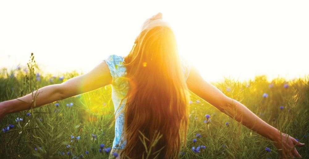 femme se ressourçant dans la nature