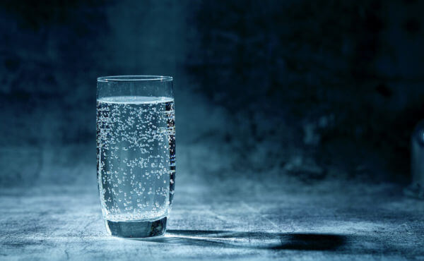 verre d'eau sur fond noir