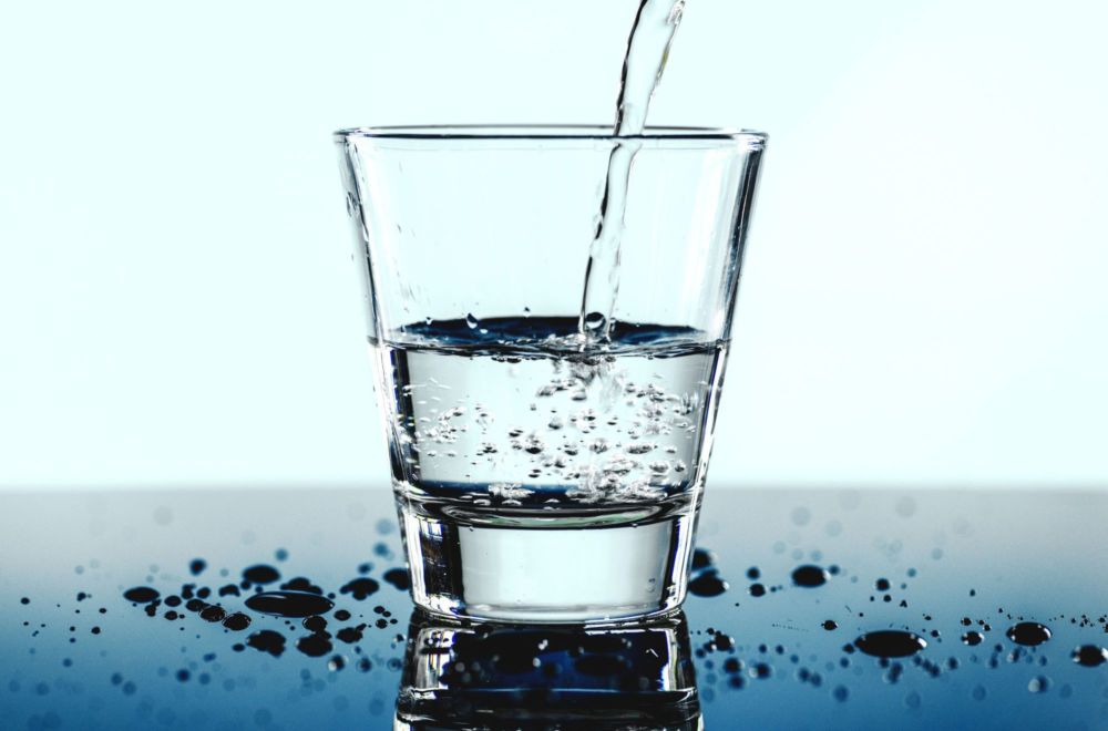 illustration d'un verre d'eau de source
